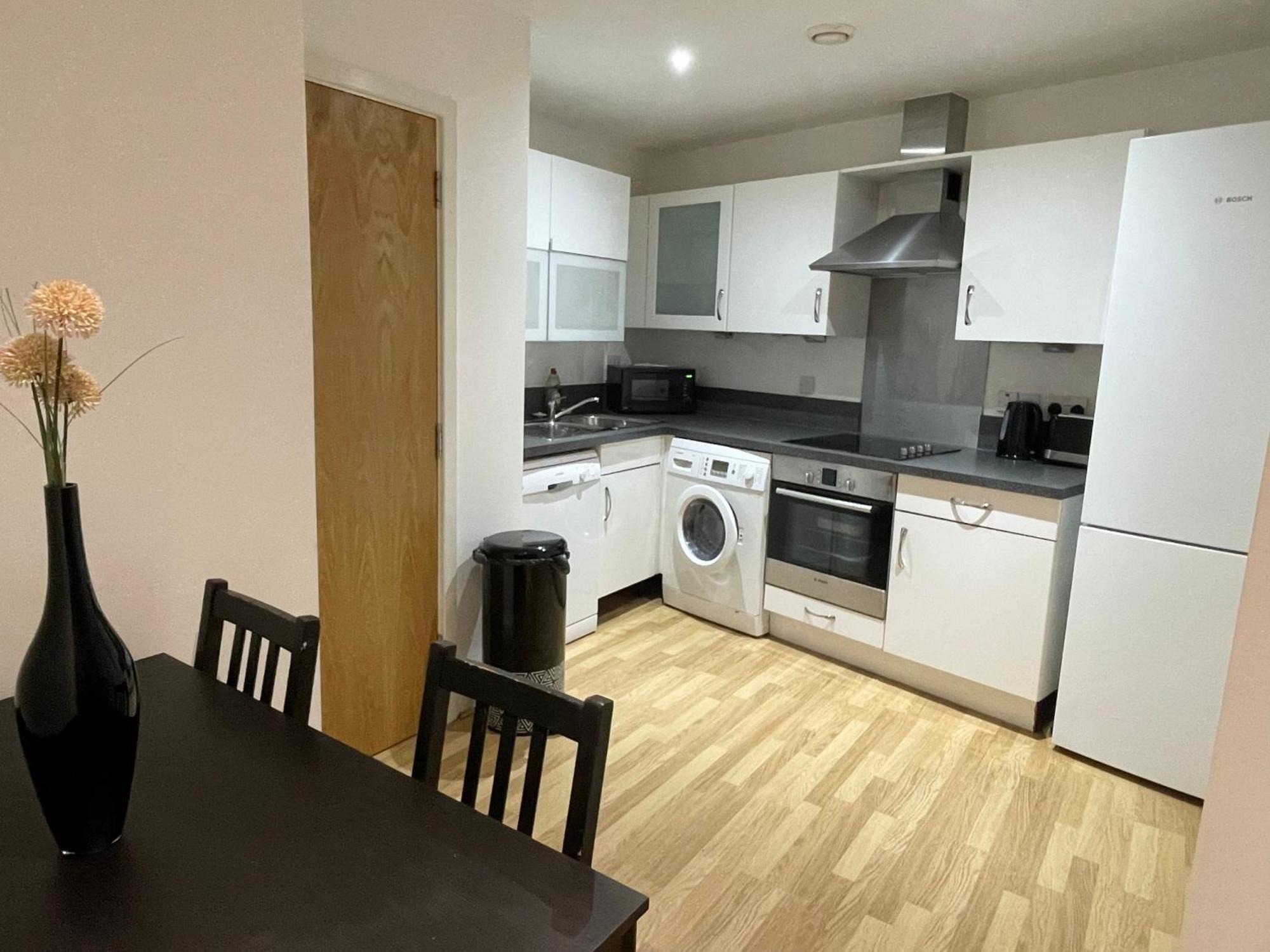 Entire Town Centre 2 Bedroom Apartment Very Close To Beach Bournemouth Bagian luar foto